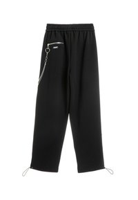 Pantalones deportivos negros de corte holgado, elaborados con una tela suave. Cuentan con una cinturilla elástica, un bolsillo con cremallera y un acento de cadena en el costado.