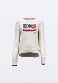 Suéter color crema con mangas largas, que presenta un diseño de la bandera estadounidense tejida en rojo, blanco y azul en el frente. Dobladillo acanalado.