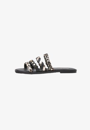 Czarne klapki z trzema plecionymi paskami, ozdobione okrągłymi metalowymi ćwiekami i teksturowanymi detalami; płaska podeszwa dla wygody.