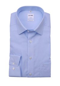 Himmelblaues Herrenhemden, langärmelig, mit geknöpftem Vorderteil und Manschetten, gefaltet, etikettiert mit "OLYMP Luxor comfort fit" im Kragen.