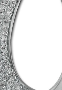 Cadre ovale en argent avec une surface texturée, incrusté de petits cristaux clairs sur un bord, créant un effet réfléchissant.