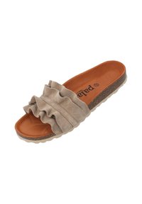 Suède slide sandaal in lichtbeige met een rimpelriemontwerp, bruine gevoerde voetbed en een getextureerde rubberen zool met een golvende rand.