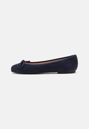 Ballerine in suede blu navy con punta rotonda e dettaglio annodato sulla punta. Suola bassa e flessibile per il massimo comfort. Design semplice e lineare.