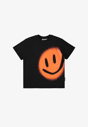 Camiseta de algodón negra con un gran gráfico de una cara sonriente pintada con spray en color naranja en la parte frontal. Escote redondo y mangas cortas.