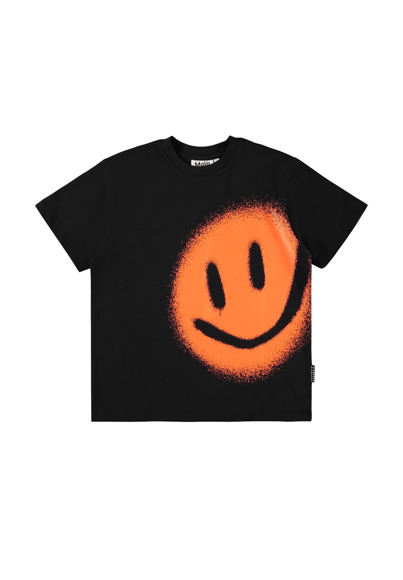 Μαύρο βαμβακερό μπλουζάκι με στρογγυλή λαιμόκοψη και κοντά μανίκια, που διαθέτει έναν μεγάλο πορτοκαλί γραμμωτό γελάκι στην μπροστινή όψη.
