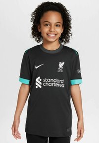 Svart Liverpool fotbollsjacka med turkosa detaljer, med Liverpool-logotyp, 'standard chartered'-tryck och korta ärmar.