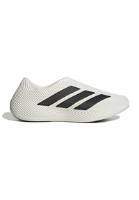 Białe sportowe buty na wsuwanie z trzema czarnymi ukośnymi paskami i teksturowanymi żłobieniami na powierzchni, widoczne z boku.