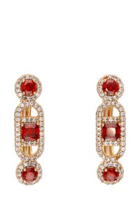 Guldtonede øreringe med røde ædelsten og klare rhinsten, arrangeret i et geometrisk mønster med cirkulære og rektangulære former.