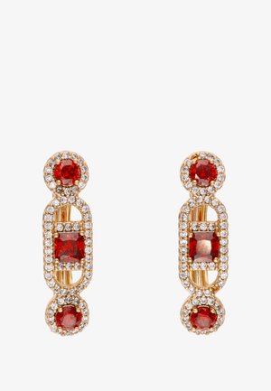 Orecchini color oro con pietre rosse e strass trasparenti, disposti in un motivo geometrico con forme circolari e rettangolari.