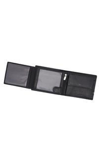 Czarny skórzany portfel z wieloma przegródkami na karty, zapinanym na zamek schowkiem na monety oraz przezroczystymi miejscami na identyfikatory. Teksturowane wykończenie, projekt składany na pół.