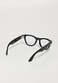 Schwarze Kunststoff-Sonnenbrille mit Katzenaugen-Design, klaren Gläsern und glänzender Oberfläche. Verfügt über silberne Beschläge an den Scharnieren.