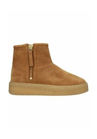 Botas de ante marrón hasta el tobillo con cremallera lateral, suela de goma y una textura suave, con costuras mínimas y sin adornos adicionales.