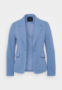 Svetle modrý tailored blazer s klopami, dvěma předními kapsami a jedním knoflíkovým zapínáním; hladká, mírně texturovaná látka.