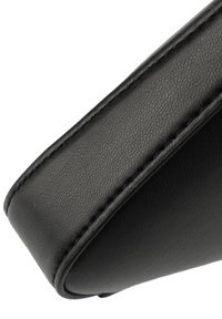 Borsa nera in finta pelle con una texture liscia, forma arrotondata e dettagli di cucitura a contrasto lungo il bordo.