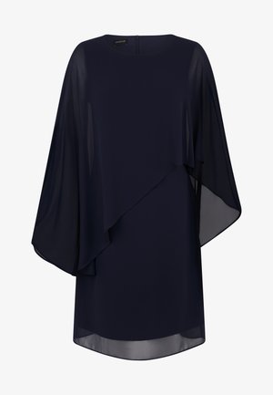 Robe bleu marine arrivant au genou avec des manches transparentes en couches asymétriques et un col bateau.