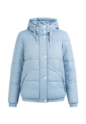 Geacă umplută de culoare albastră deschisă cu glugă, prevăzută cu nasturi tip snap, buzunare cu fermoar, manșete elastice și o textură netedă, pufosă.