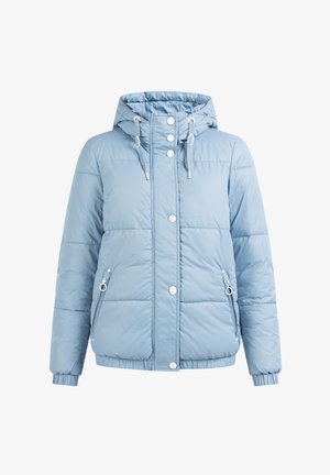 Geacă umplută de culoare albastră deschisă cu glugă, prevăzută cu nasturi tip snap, buzunare cu fermoar, manșete elastice și o textură netedă, pufosă.