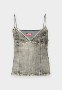 Τζιν αμάνικο μπλουζάκι σε ανοιχτό γκρι χρώμα με ρυθμιζόμενες λεπτές τιράντες, σχέδιο V-λαιμόκοψη, εμφανή ραψίματα και κόκκινη ετικέτα "DIESEL" στο λαιμό.