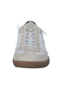 Sneaker bianco con dettagli in suede, caratterizzato da una punta rotonda, lacci piatti e una suola in gomma testurizzata di colore marrone chiaro. Design semplice con dettagli minimi.