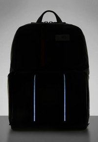 Zaino nero con una texture liscia, dotato di strisce riflettenti verticali, una maniglia superiore e un compartimento con zip nella parte anteriore.