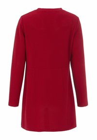 Rode geribde cardigan met lange mouwen, ronde hals en twee zijzakken. Heeft een rechte snit en een zachte textuur.