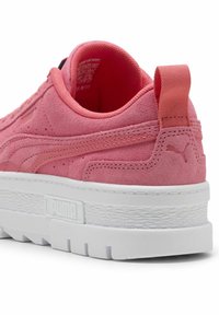 Baskets en daim rose avec une semelle plateforme blanche, des détails texturés et un languette de talon brandée. Bout arrondi et doublure intérieure lisse.