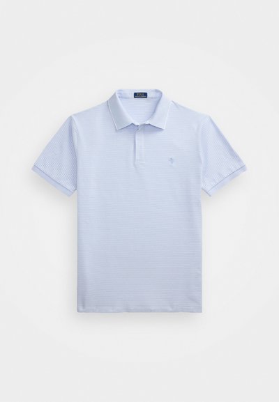 Lyseblå polo skjorte med horisontale hvite striper, klassisk krage, kort erm og en liten logo på brystet. Mykt bomullsmateriale.