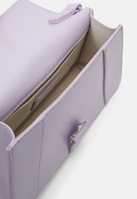 Tommy Jeans ITEM CROSSOVER - Keresztpántos táska - lavender flower