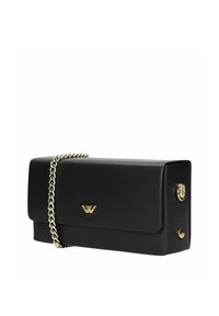 Borsa a mano rettangolare nera in pelle con tracolla a catena dorata e emblema dorato sul davanti, mostrata su uno sfondo bianco.