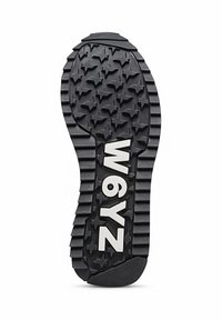 Suola di scarpa in gomma nera con un battistrada a motivo stella e scanalature verticali. Presenta la scritta bianca "W6YZ" e "9" sulla suola.