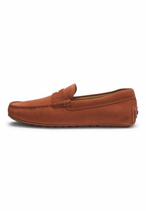 Mocasín para hombre de ante marrón, estilo slip-on, con detalles cosidos y suela de goma, con la marca grabada en el panel lateral.
