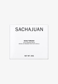 Weiße Verpackung mit der Aufschrift "SACHAJUAN SCALP BRUSH" in schwarzer Schrift. Enthält 50g einer Kopfhautmassagebürste. Einfaches, modernes Design.