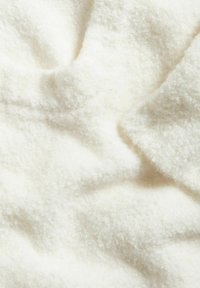 Fleece stof i off-white; blød, struktureret overflade med et fluffy udseende og synlige fibre. Glat fald med bløde folder.
