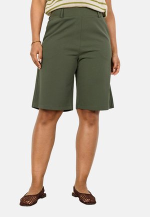 Olivgrön skräddarsydda bermudashorts med medelhög midja, utrustade med en mjuk yta och sidfickor, som kombineras med bruna flätade lägenheter.