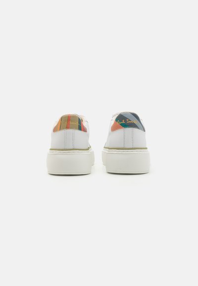 Sneakers bianche con suola in gomma testurizzata, con accenti a strisce colorate sul tallone e logo "Paul Smith" ricamato in oro.