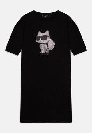 Camiseta de algodón negra con un gato de dibujos animados adornado con rhinestones y usando gafas de sol, con mangas cortas y cuello redondo.
