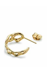 Pendientes de oro con un diseño orgánico y texturizado que presenta formas recortadas, acompañados de un arete de aro más pequeño.