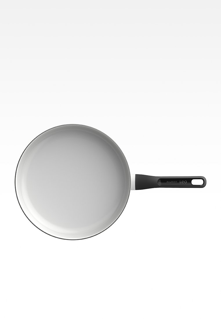 Sartén antiadherente con una superficie de cocción gris suave y brillante y un mango ergonómico negro. Forma redonda con un diseño minimalista.