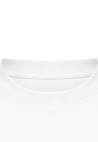 Nahaufnahme eines weißen Baumwoll-T-Shirts mit Rundhalsausschnitt, das den Halsausschnitt und die Doppelnahtdetails zeigt.