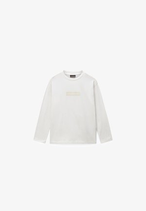 T-shirt blanc à manches longues col rond avec un logo rectangulaire beige centré sur la poitrine.
