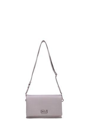 Sac bandoulière rectangulaire en cuir gris clair avec une bandoulière réglable et un logo métallique minimaliste sur le rabat.