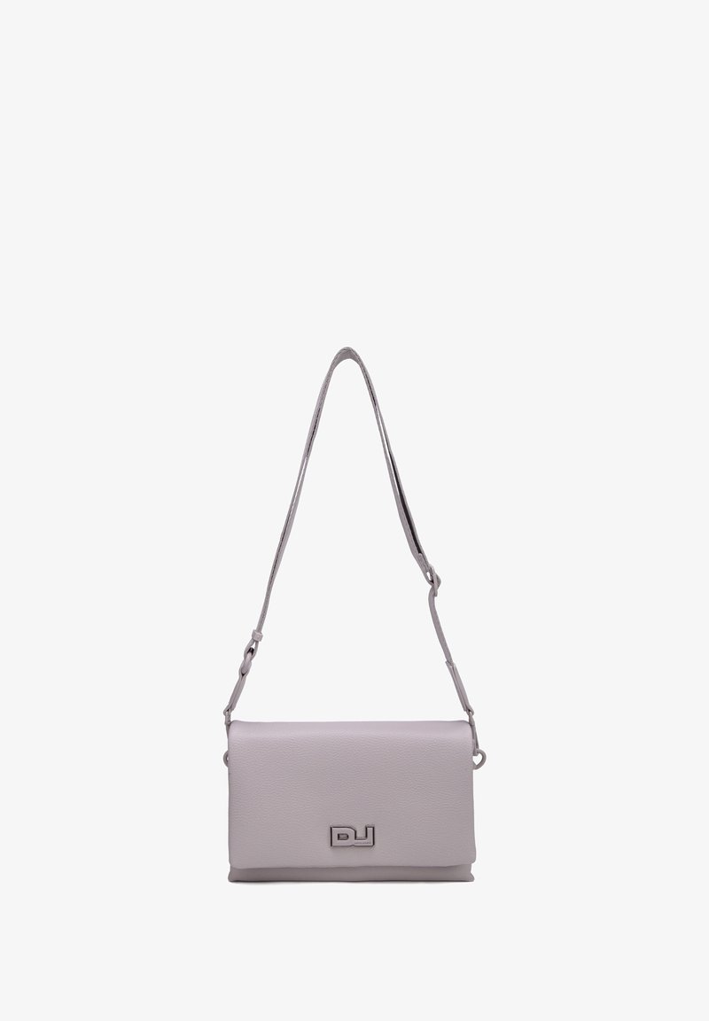 Sac bandoulière rectangulaire en cuir gris clair avec une bandoulière réglable et un logo métallique minimaliste sur le rabat.