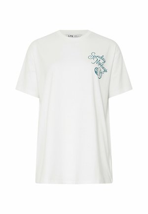 Camiseta blanca de manga corta con texto en color verde azulado "Sunday Mornings" y gráfico de concha marina en el pecho izquierdo, cuello redondo, corte holgado.