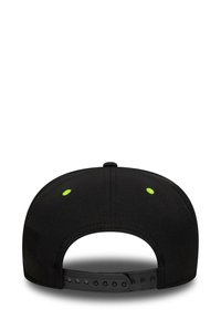 Czarna czapka o jednolitym designie, z dwoma małymi zielonymi przelotkami z tyłu oraz regulowanym plastikowym paskiem do zmiany rozmiaru.
