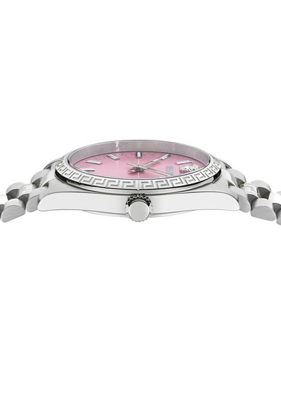 Nerūsējošā tērauda pulkstenis ar rozā ciparnīcu, sudraba stundu marķieriem un rakstainu malu. Iespējas iekļauj metāla siksnu un izteiktu vīlēšanas vainagu.