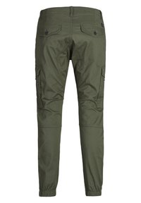 Pantalon cargo fuselé vert olive avec poches arrière à boutons, poches latérales à rabat, coutures renforcées et poignets élastiques aux chevilles.