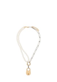 Naszyjnik z dwoma sznurami: jeden z białych pereł, drugi ze srebrnego łańcuszka, z złotą zawieszką w kształcie kłódki i złotym zapięciem.