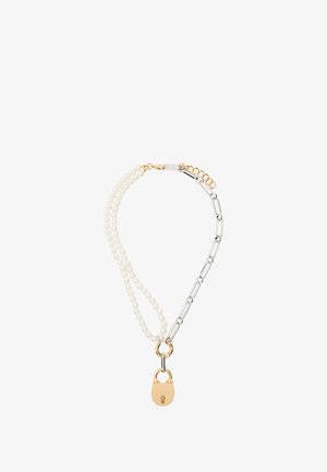 Naszyjnik z dwoma sznurami: jeden z białych pereł, drugi ze srebrnego łańcuszka, z złotą zawieszką w kształcie kłódki i złotym zapięciem.