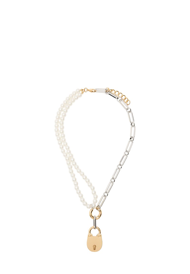 Naszyjnik z dwoma sznurami: jeden z białych pereł, drugi ze srebrnego łańcuszka, z złotą zawieszką w kształcie kłódki i złotym zapięciem.