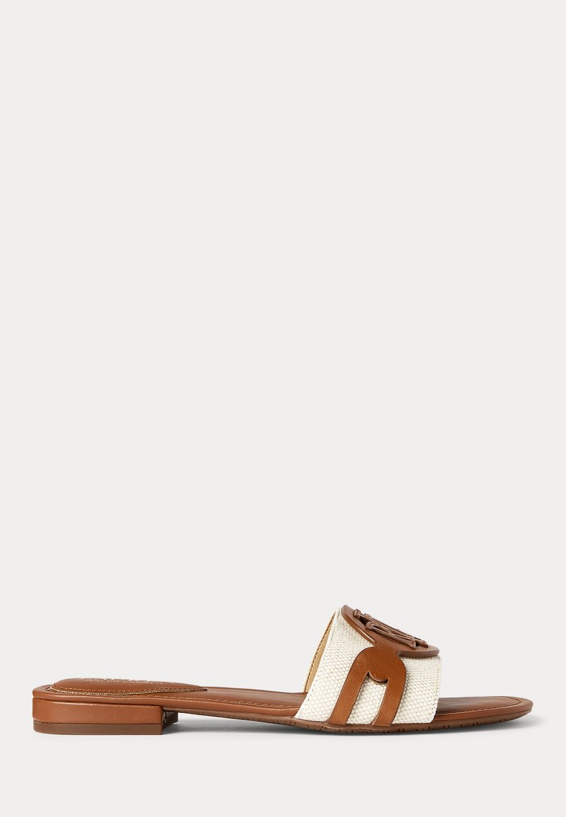 Brune og creme flade sandaler med en vævet overdel, brune læderdetaljer og en geometrisk dekorativ detalje på den forreste rem.